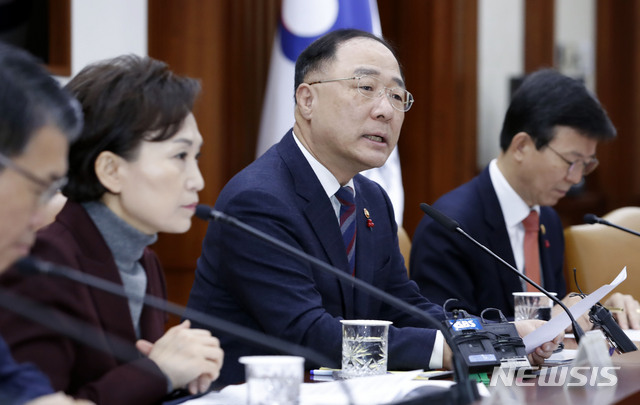 [서울=뉴시스] 최동준 기자 = 홍남기 경제부총리 겸 기획재정부 장관이 10일 오전 서울 세종로 정부서울청사에서 열린 중동 상황 관련 관계장관회의에서 발언하고 있다. 2020.01.10. photocdj@newsis.com